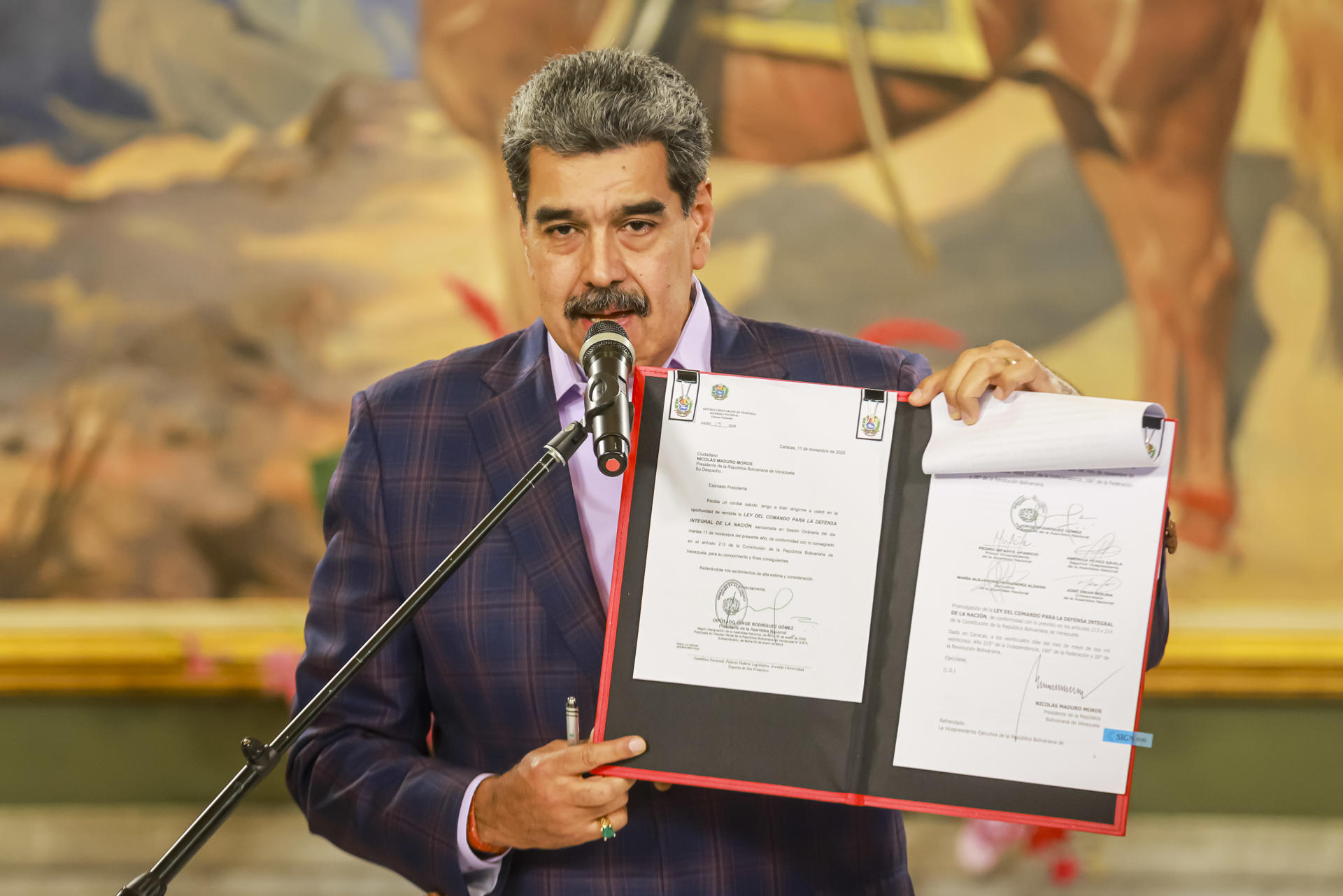 Maduro ordena crear comandos de defensa en caso de «lucha armada» ante despliegue de EEUU