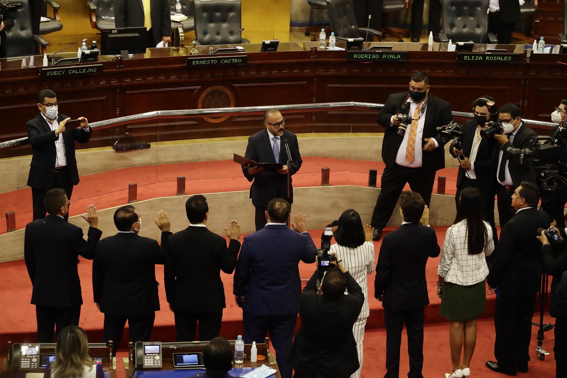 Unión Europea: las destituciones en El Salvador cuestionan el Estado de derecho