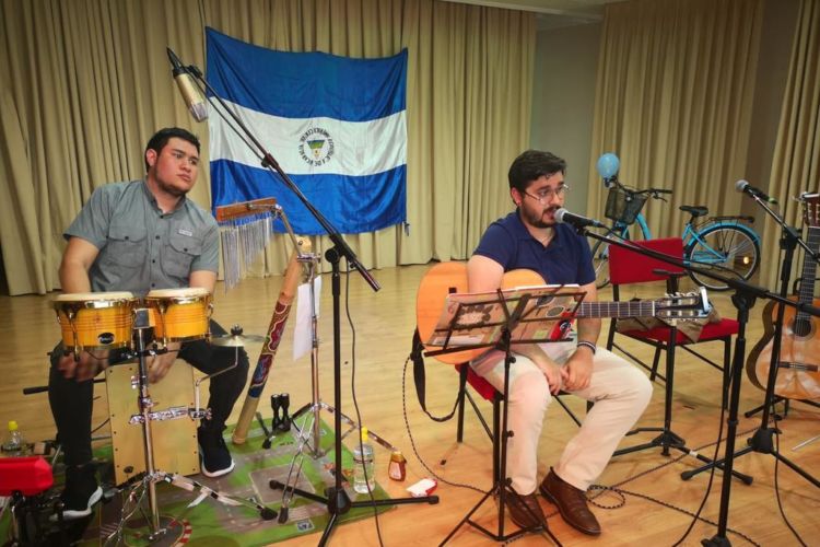 Nicas en Madrid cantan y lloran por Nicaragua en concierto de Jandir Rodríguez