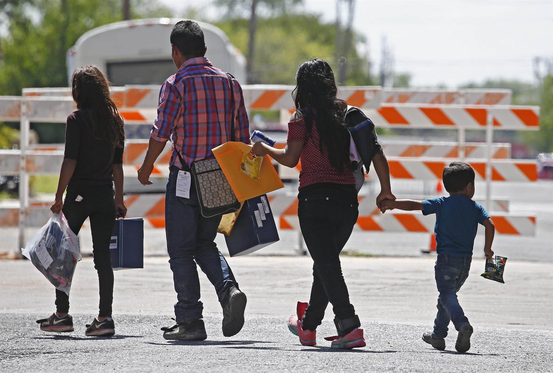 Biden comienza a reunificar a las familias de inmigrantes separadas por Trump