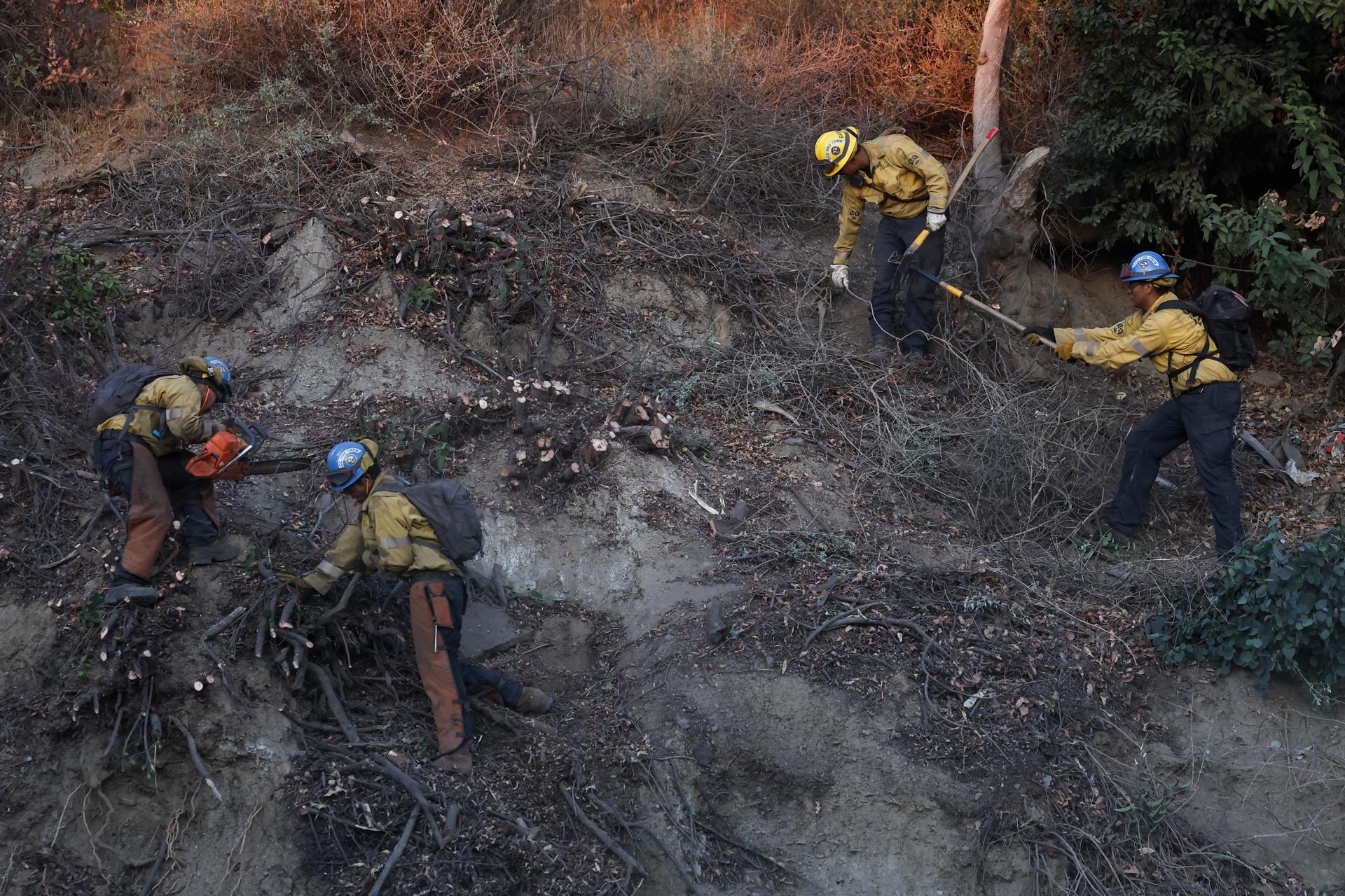 Un nuevo incendio amenaza Los Ángeles tras días de avances por los devastadores fuegos