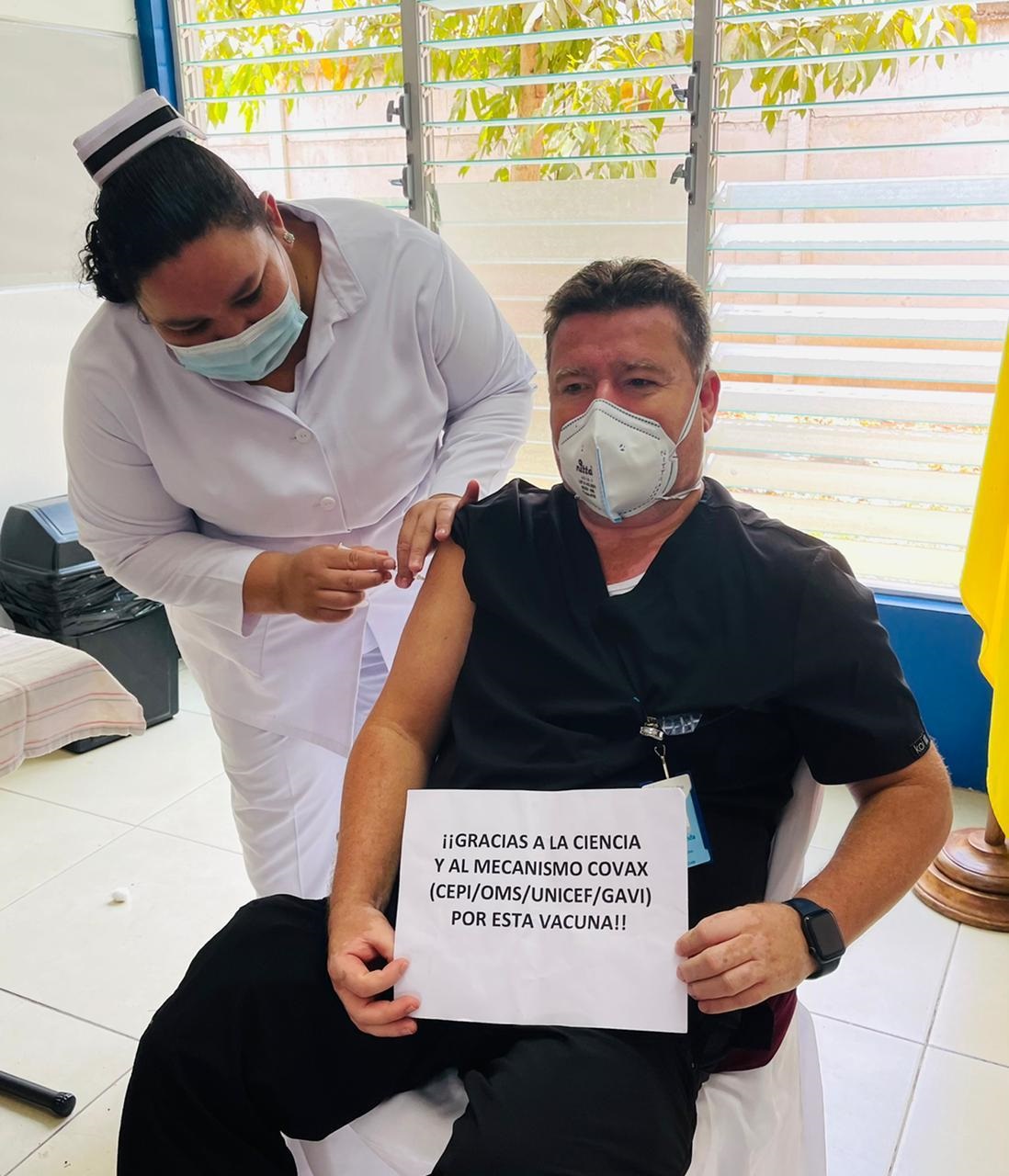 Médico desafió el falso discurso del régimen al vacunarse contra el Covid-19