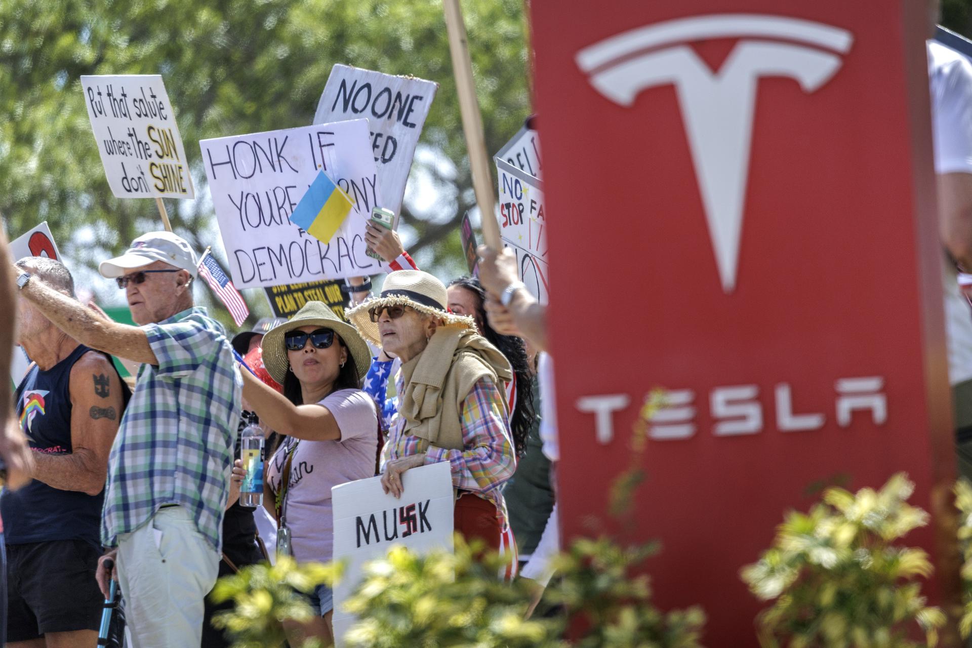 El FBI crea un grupo especial para investigar los ataques contra los vehículos Tesla