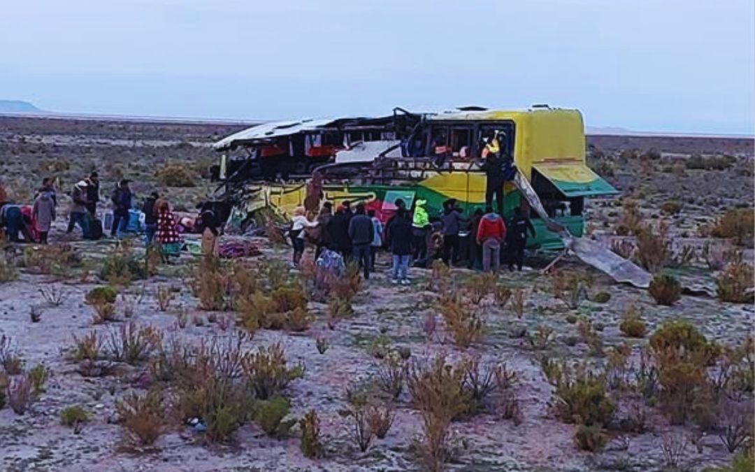 Al menos 37 fallecidos y 30 heridos por colisión de 2 autobuses en Bolivia