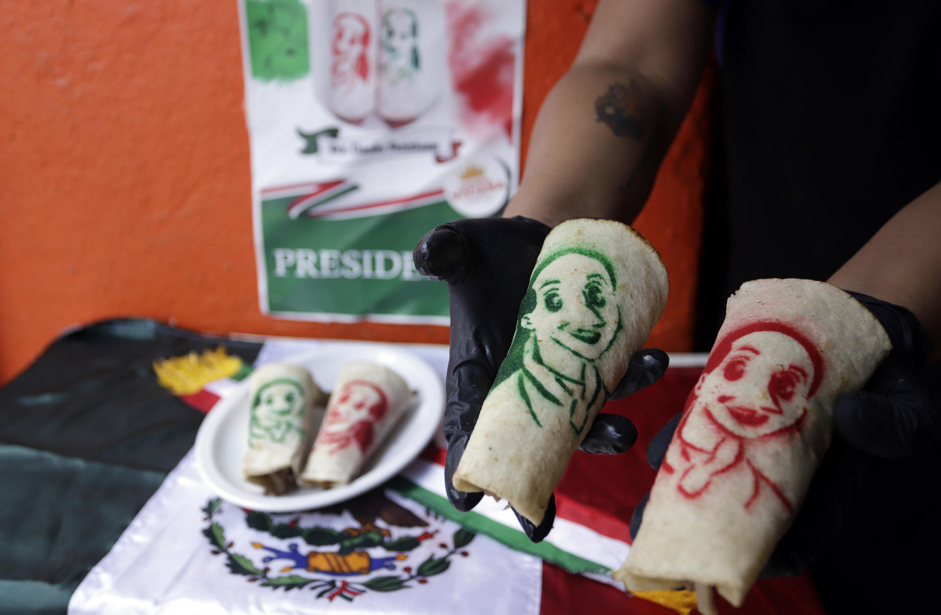 Una taquería en el centro de México crea el ‘taco Sheinbaum’ y usa tortillas con su imagen