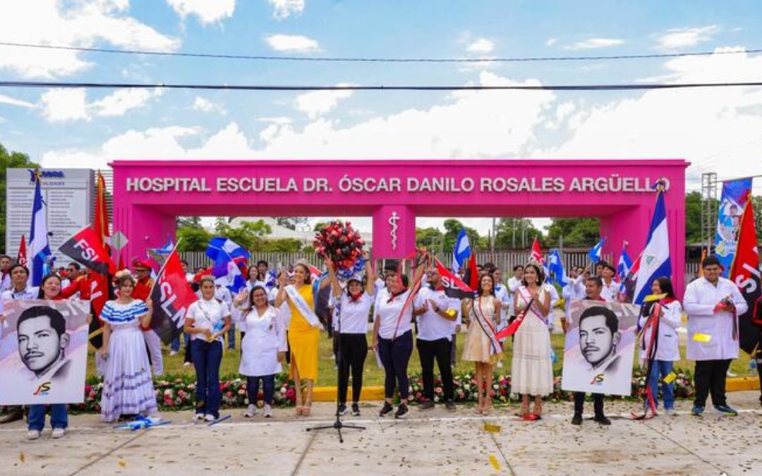 Minsa relegado: la JS dirige la inauguración del hospital de León con personal obligado a usar pañuelos rojinegros