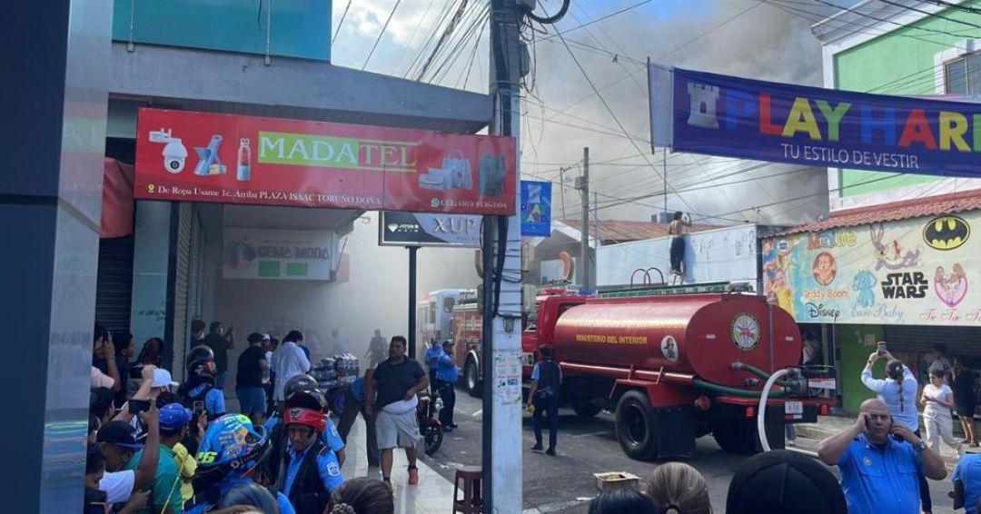 Incendio en el mercado Oriental deja a 4 personas afectadas por inhalación de humo