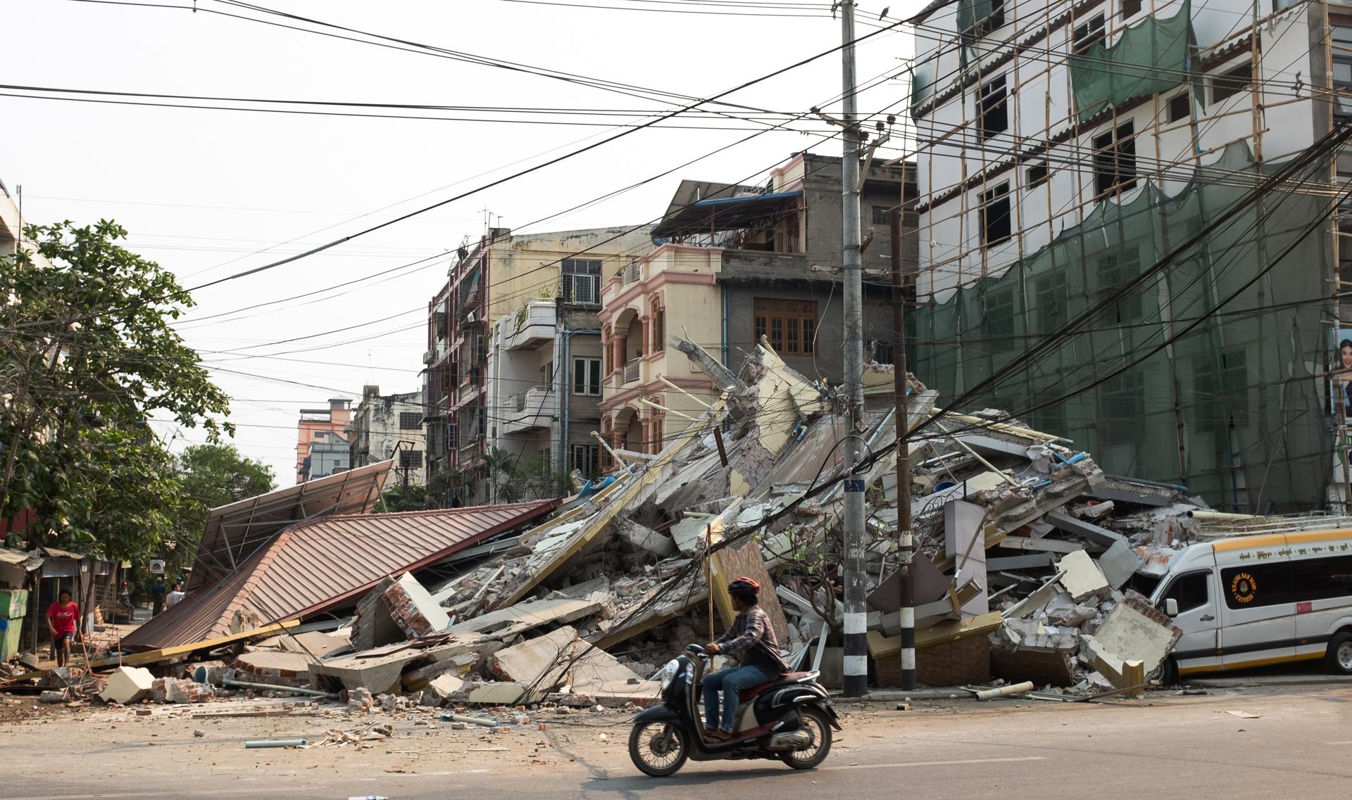 La Junta militar eleva a más de 1.000 los muertos en Birmania por el terremoto