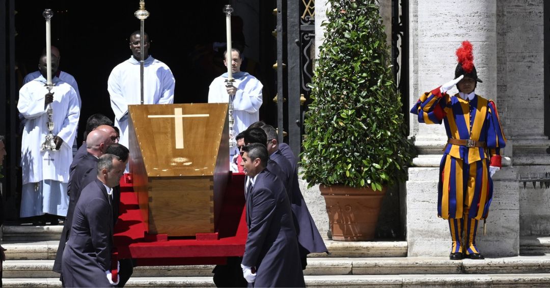 El entierro del papa Francisco se produjo ante el camarlengo y sus familiares