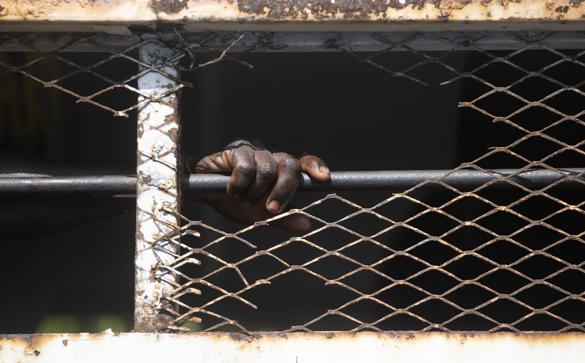 Amnistía Internacional denuncia violaciones de DDHH contra inmigrantes detenidos en EE.UU.