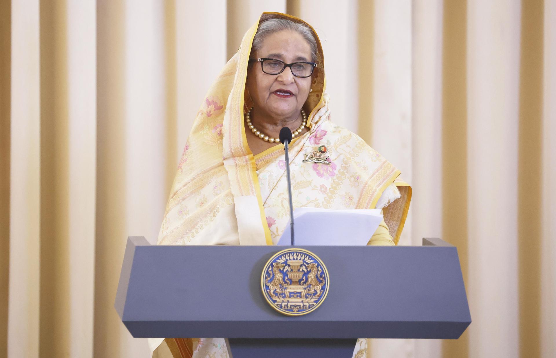 La primera ministra de Bangladés dimite y abandona el país tras protestas