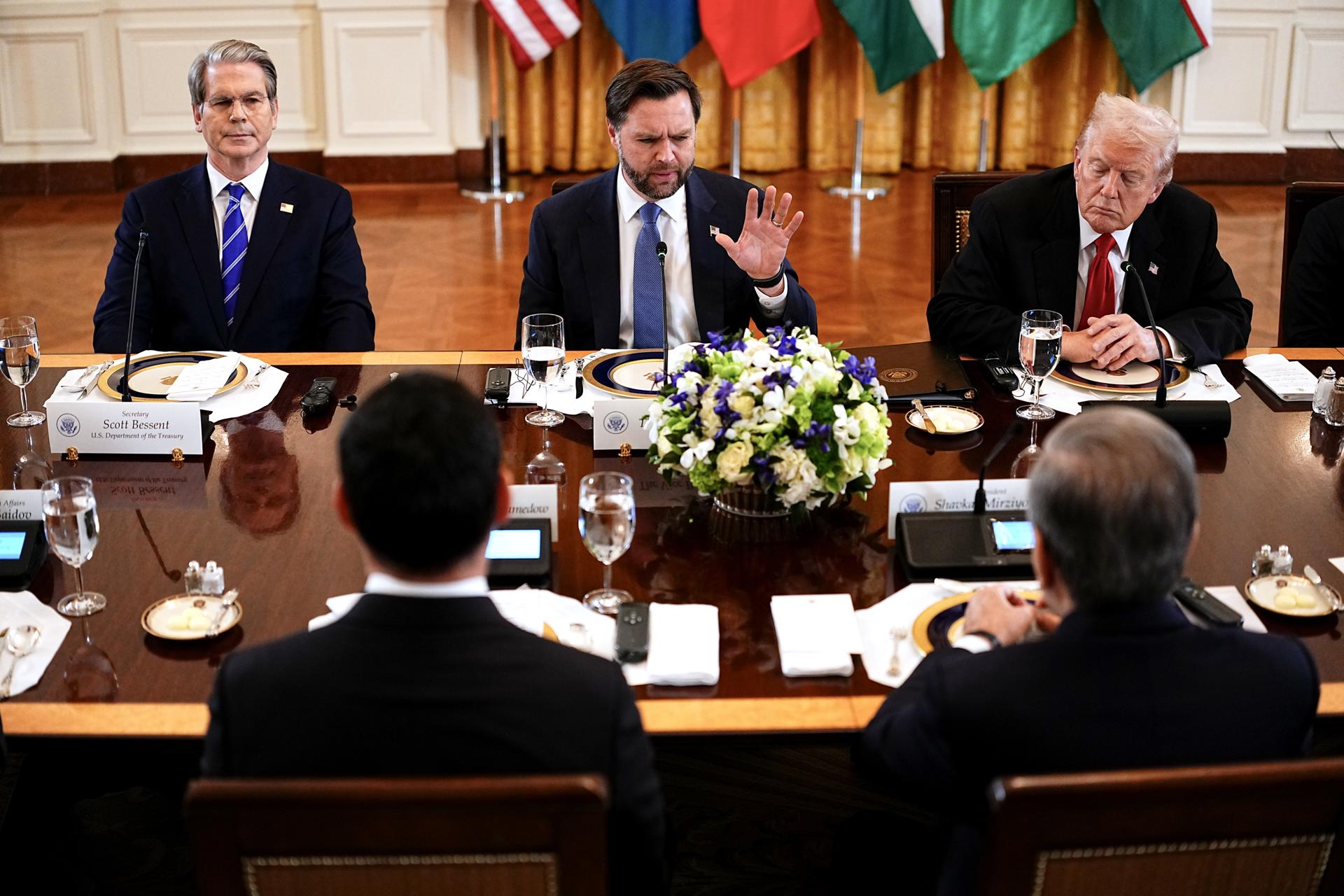 Casa Blanca lanza falsa narrativa antimigrantes al acusarlos de «traer su ganado enfermo»