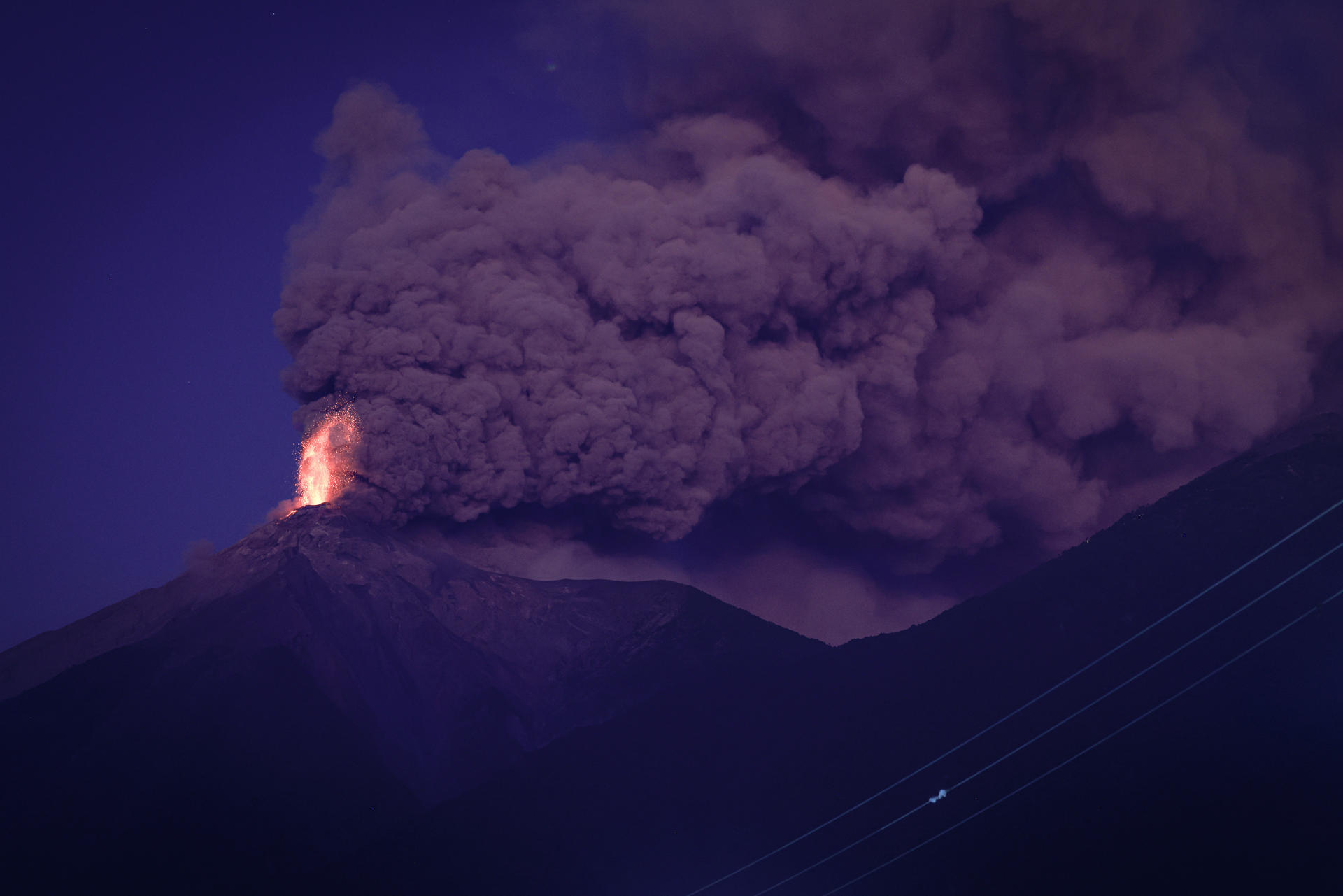 Autoridades recomiendan evacuar a 30.000 guatemaltecos por erupción del volcán de Fuego