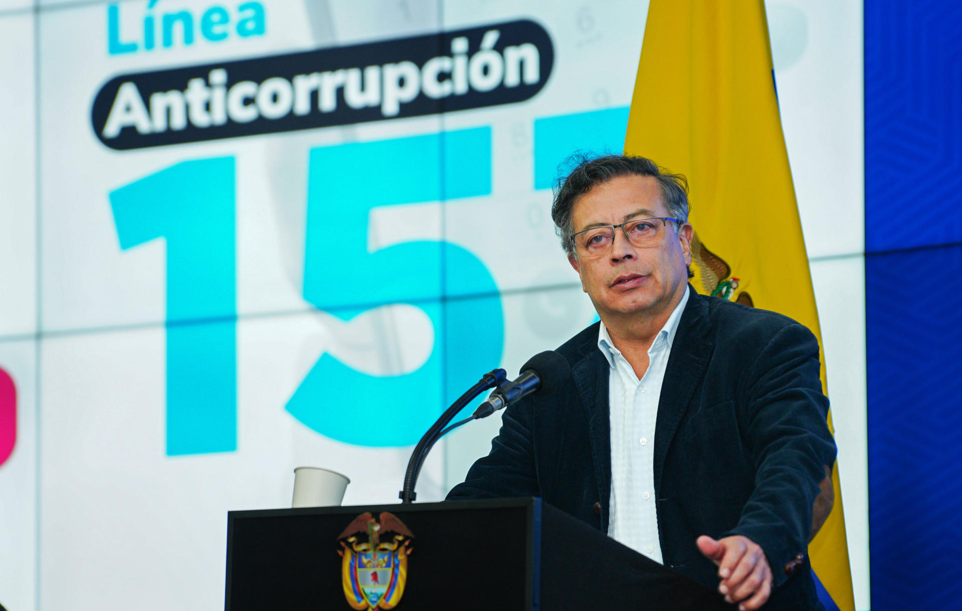 Presidente de Colombia desautoriza entrada de aviones EE.UU. con deportados sin trato digno