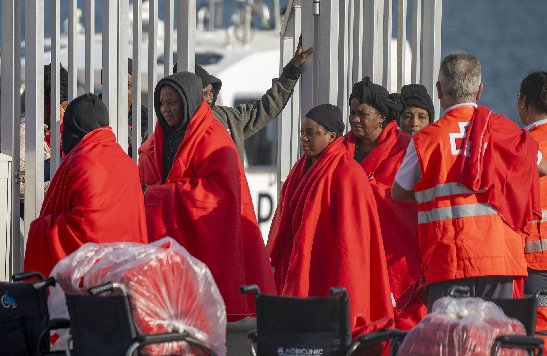 Casi 600 inmigrantes rescatados en las Islas Canarias en otro día trágico con 8 muertos