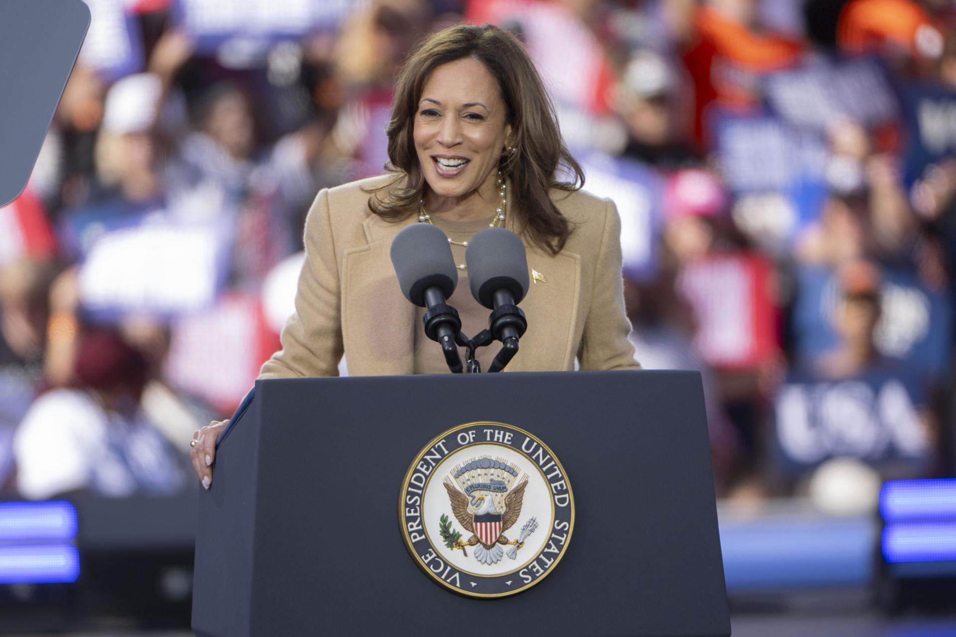Harris deja atrás los ataques a Trump, que sigue enfocado en criticar la inmigración