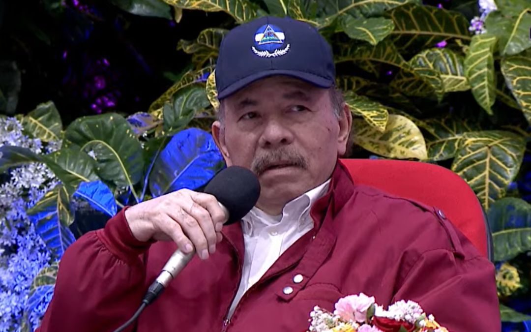 Ortega regaña a Francisco Díaz en la graduación de Cadetes de la Policía