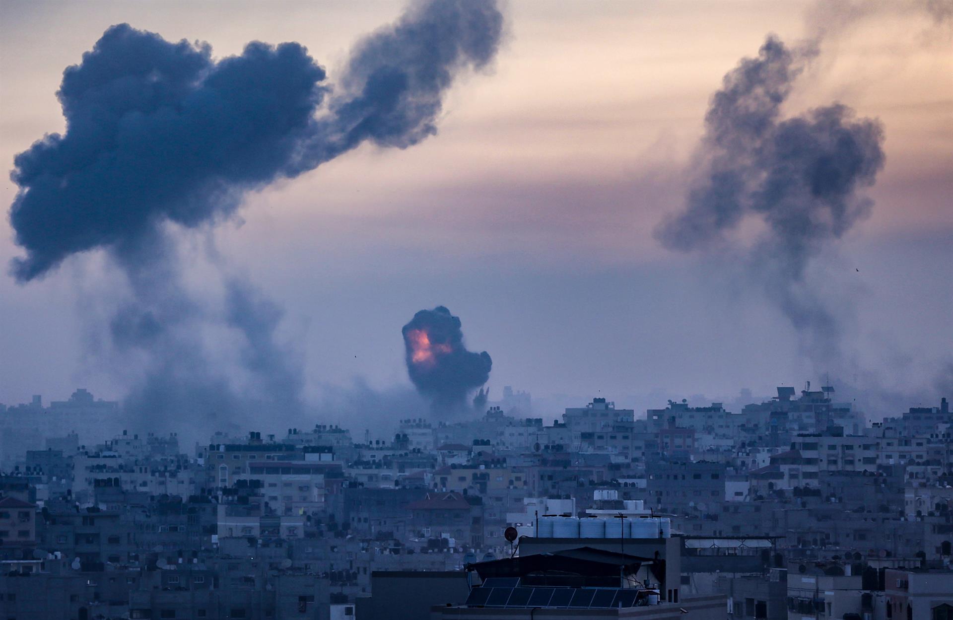 Los últimos bombardeos israelíes en Gaza elevan a 48 los muertos, 14 de ellos niños