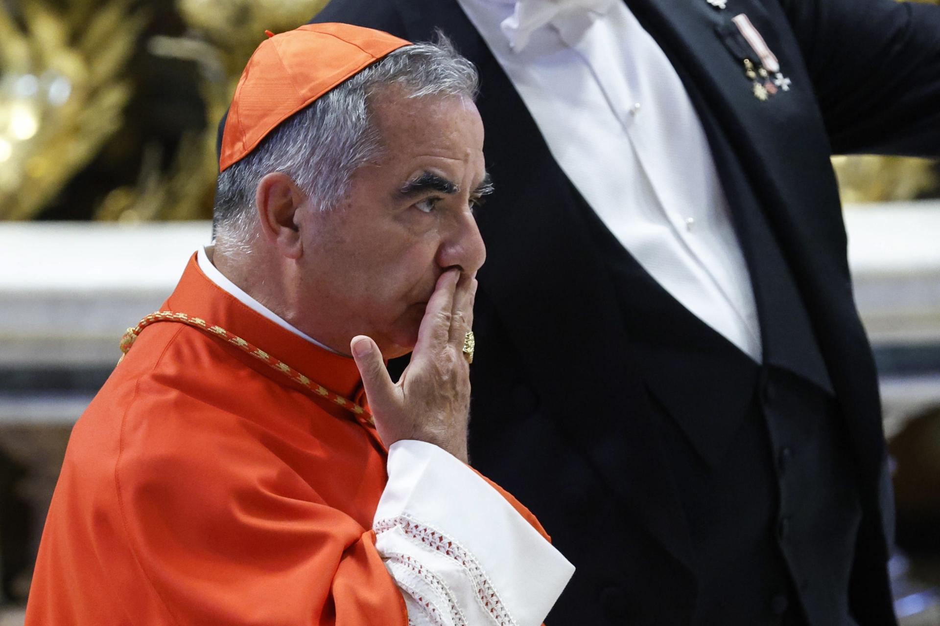 El cardenal Becciu renuncia a participar en el cónclave
