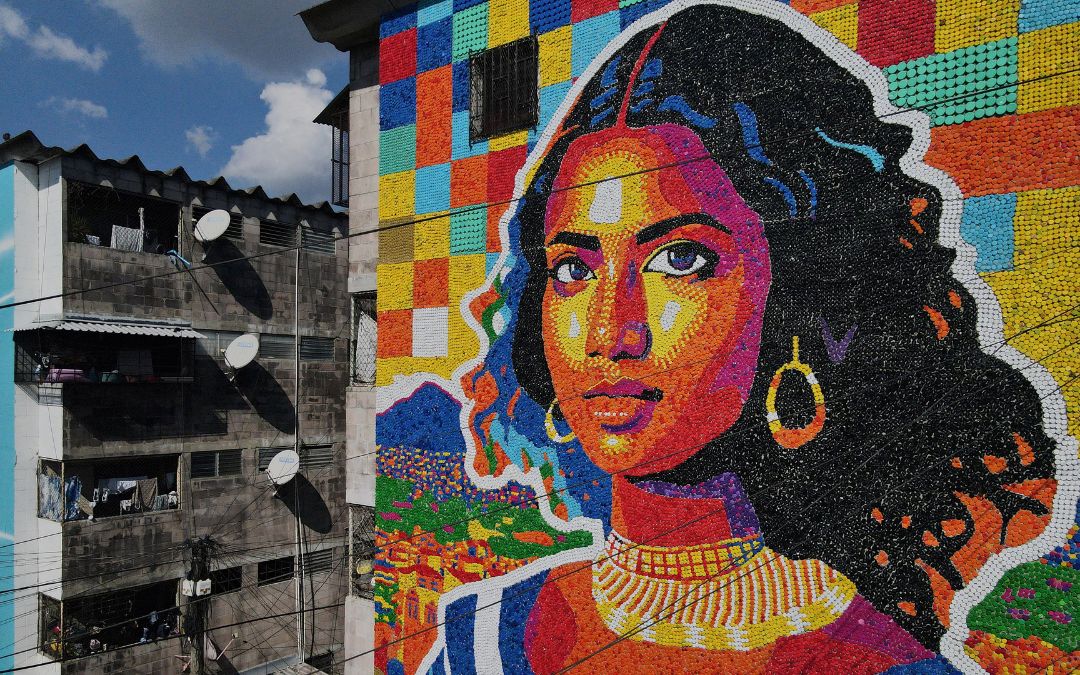 Una Gioconda salvadoreña hecha con tapas de plástico: obra del venezolano Oscar Olivares