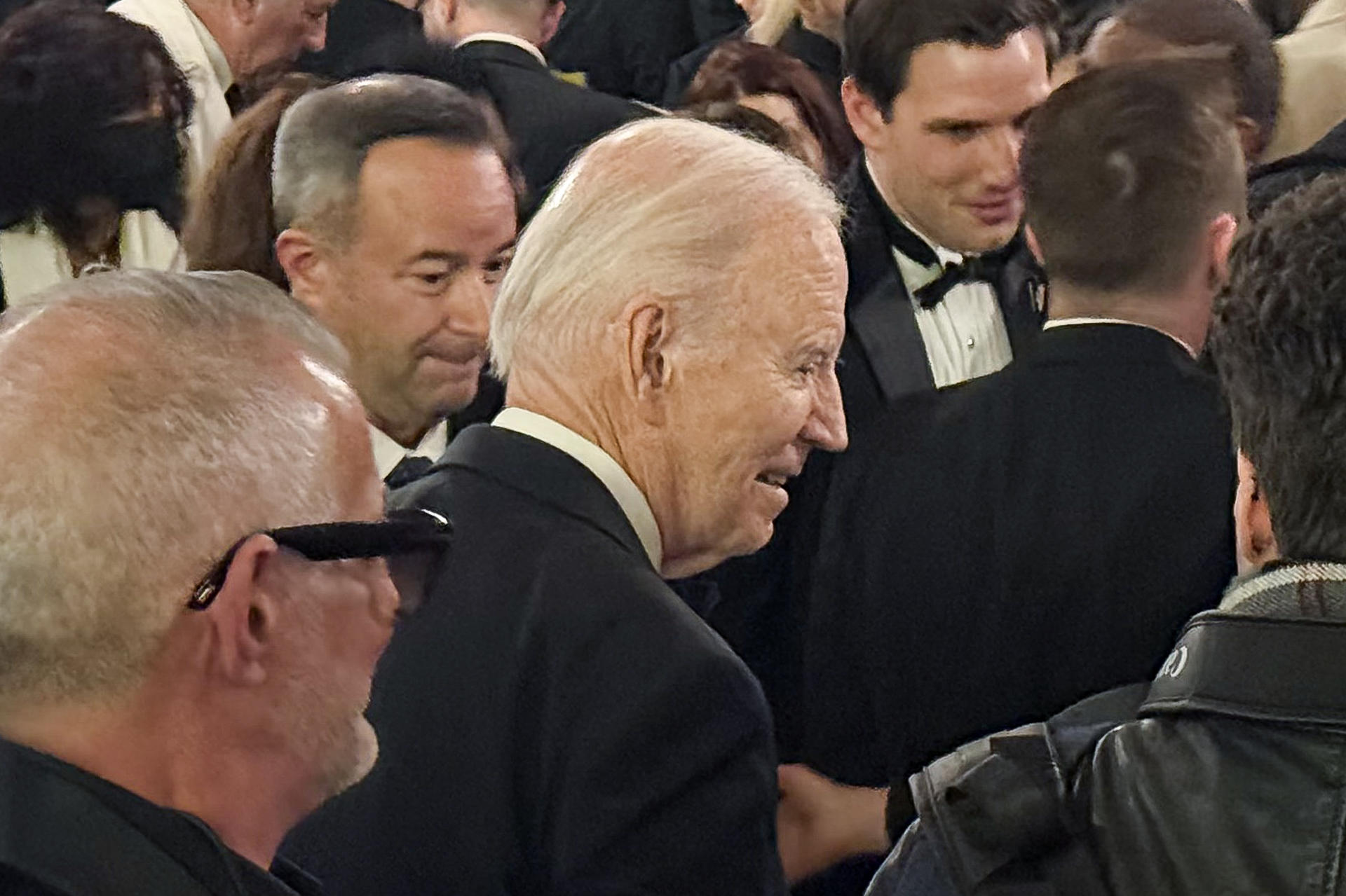 Biden critica los recortes de Trump en su primer discurso desde que dejó el poder