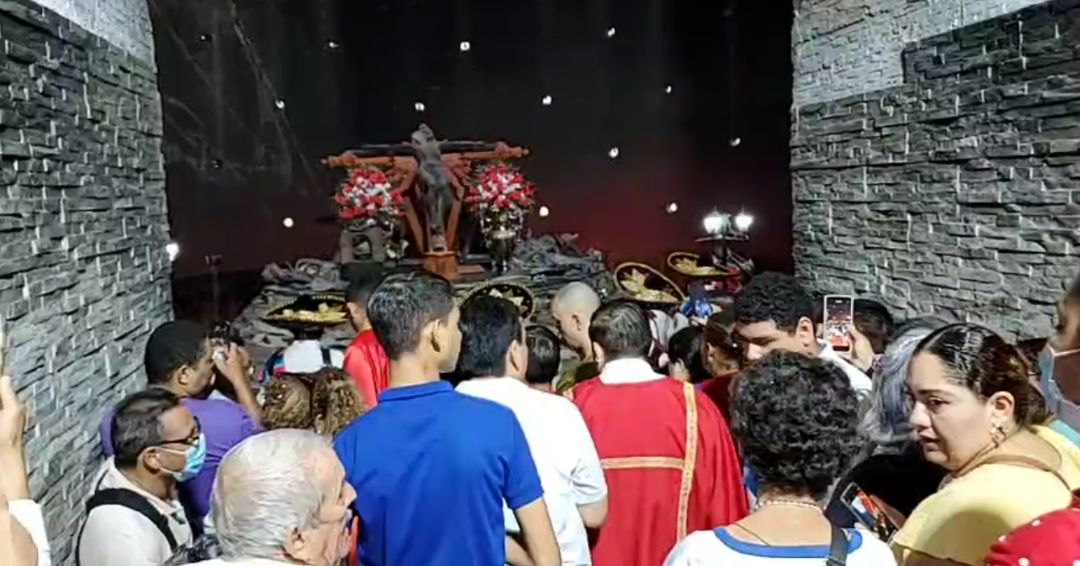 Los católicos de Managua veneran a la imagen calcinada de la Sangre de Cristo