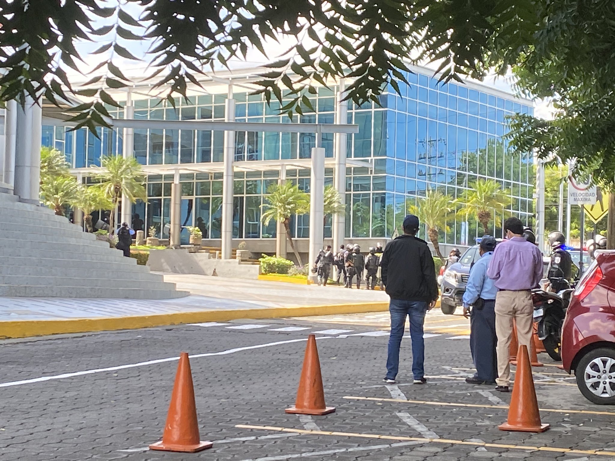 Policía Orteguista intenta asaltar por segunda vez Confidencial, de Carlos Fernando Chamorro