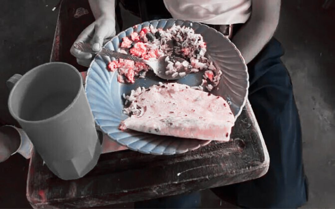 Una cuarta de aceite, una libra de arroz y otra de frijoles para 20 alumnos, la merienda escolar es cada día más «raquítica», denuncian padres
