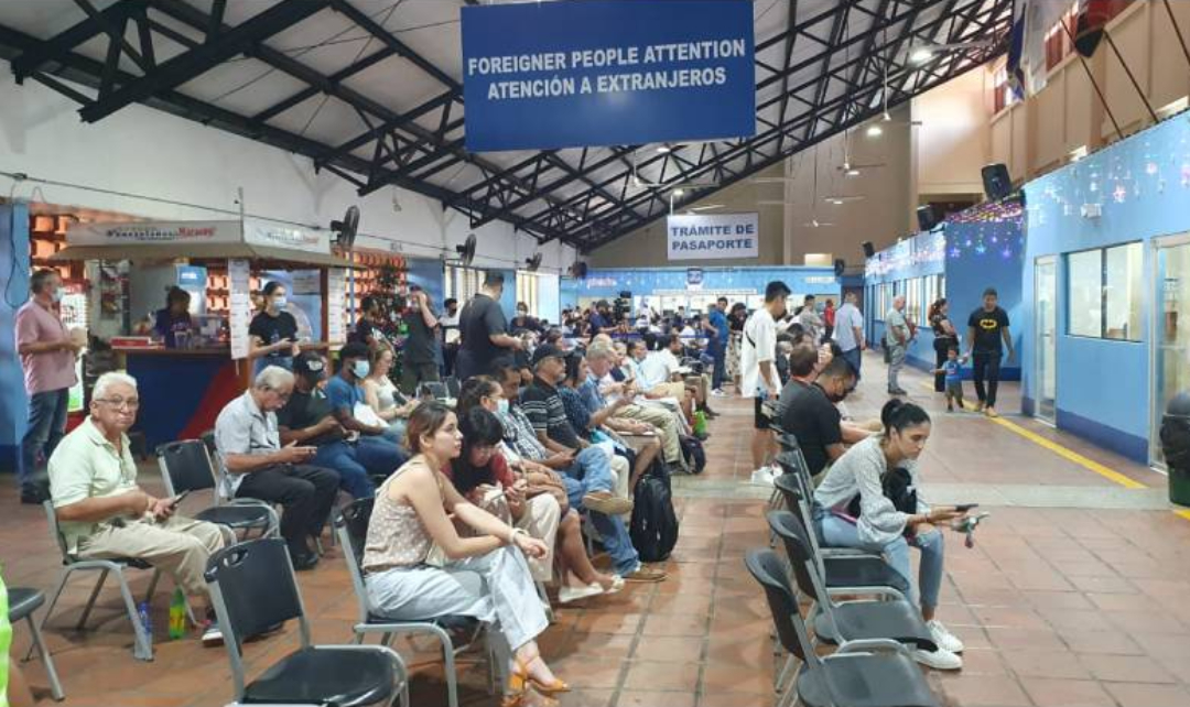 Migración incumple norma del Banco Central y sigue cobrando en dólares