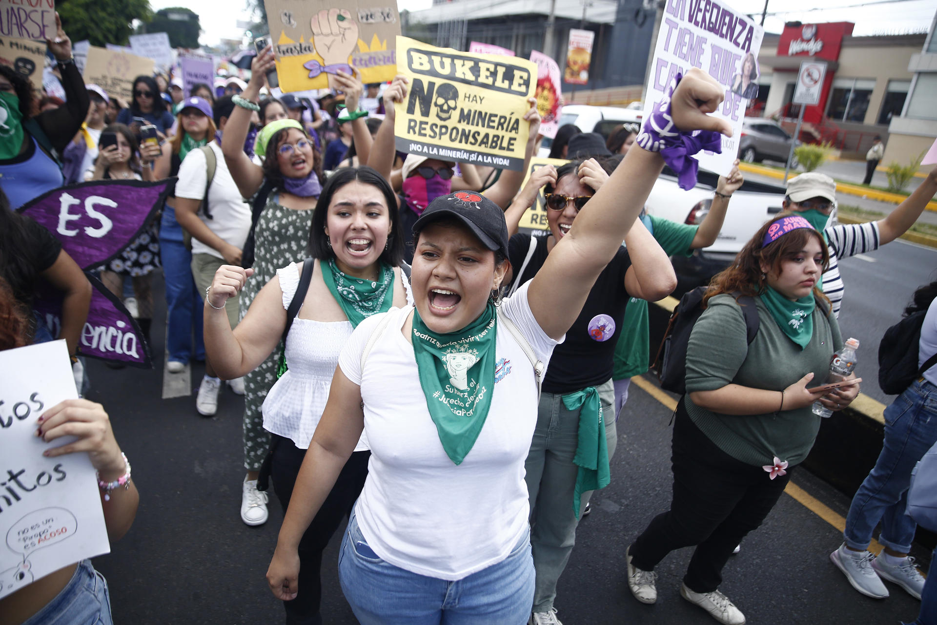 Salvadoreñas se pronuncian en contra de la minería y de la violencia en el Día de la Mujer