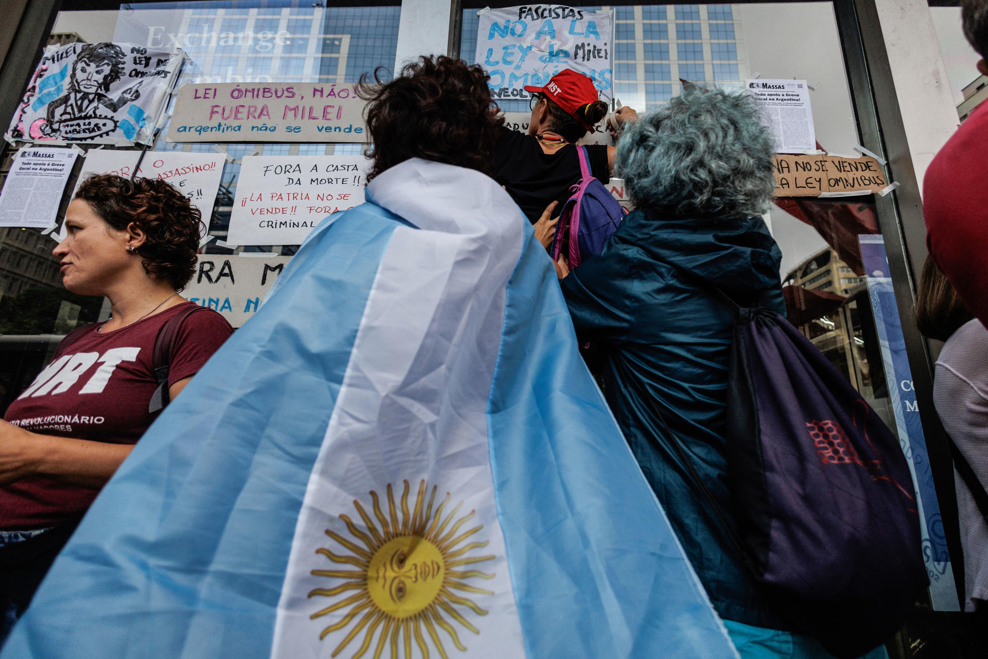 Gobierno de Milei amplía criterios de exclusión para solicitantes de asilo en Argentina