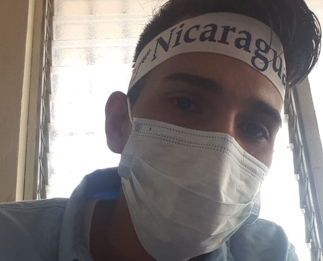 Sacan de la FAREM – Estelí a estudiante por andar cinta azul y blanco con la leyenda «Nicaragua»