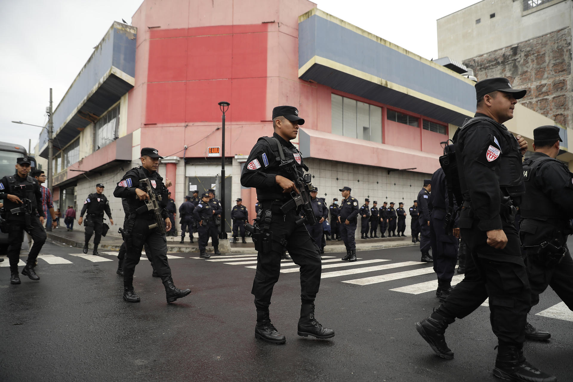 Un grupo de 2.500 soldados y policías «cerca» una colonia de El Salvador por pandillas
