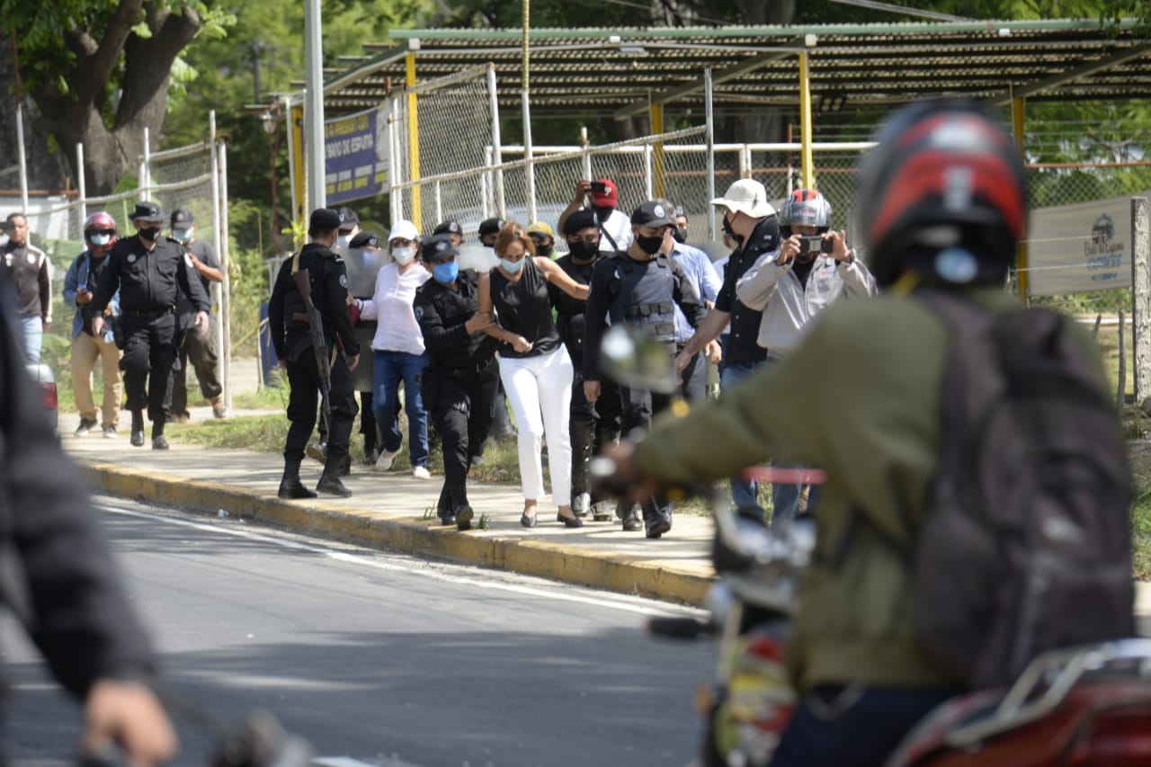 Galería | El allanamiento de la Policía Orteguista a la casa de Cristiana Chamorro
