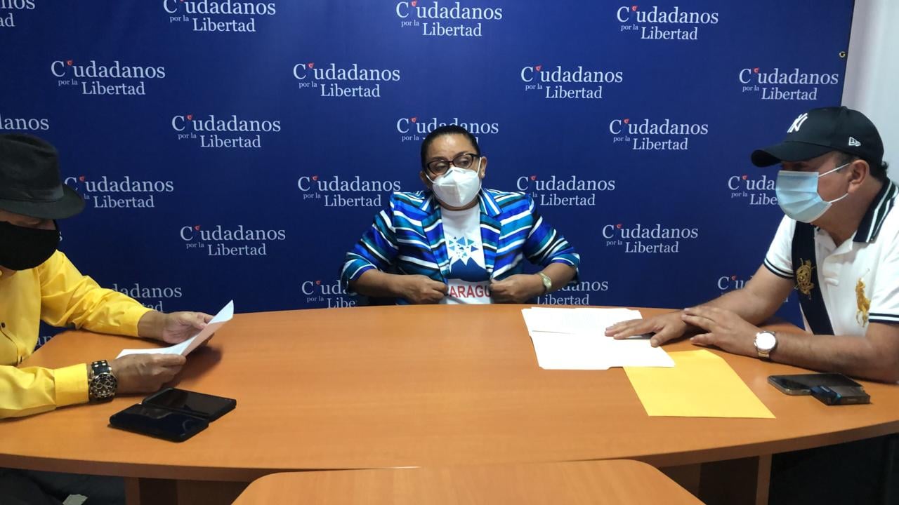 María Eugenia Alonso presenta su carta de solicitud para inscribirse en la Alianza Ciudadana
