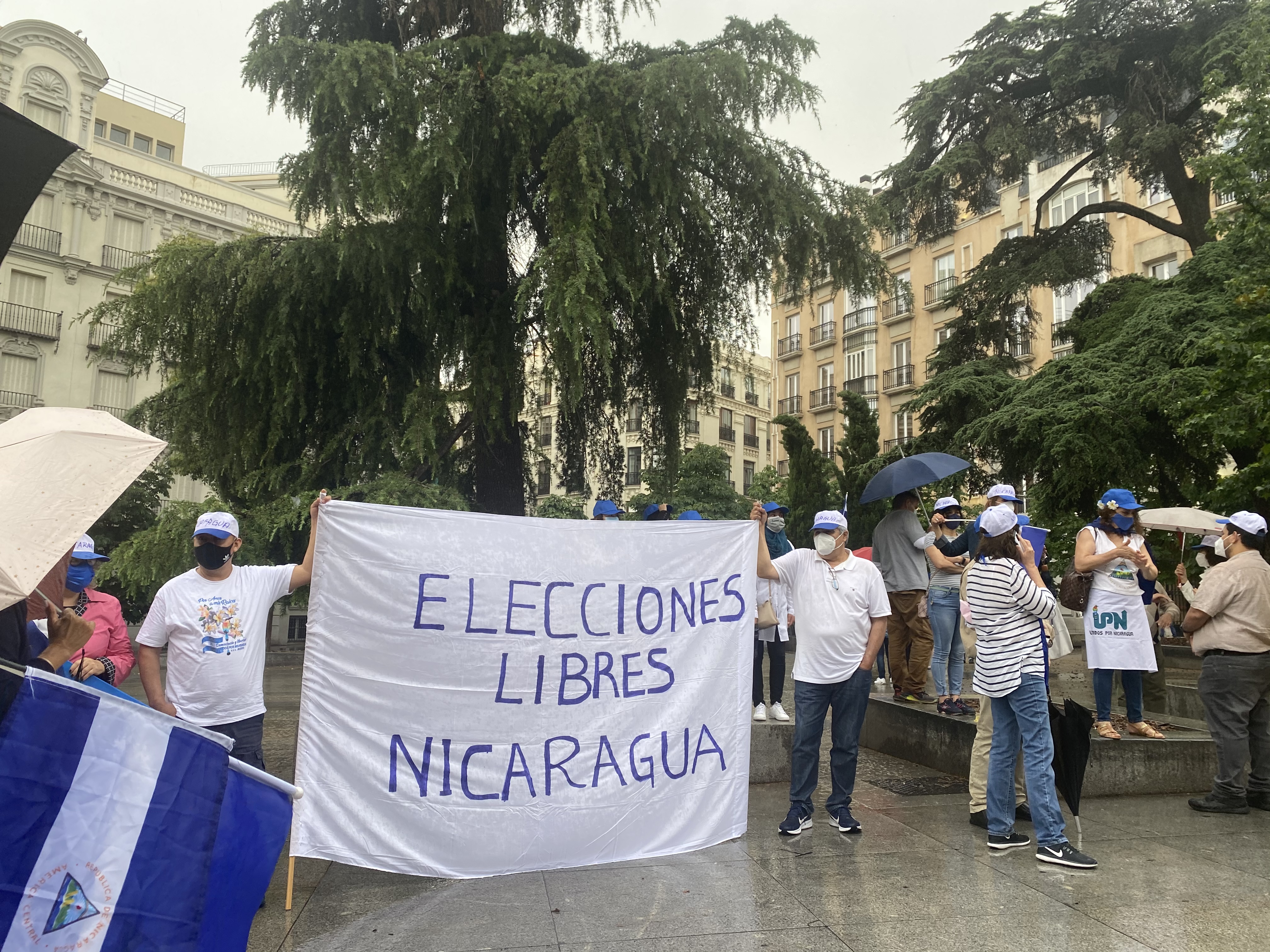 Nicaragüenses en Madrid frente al Congreso español: “Más sanciones para el régimen orteguista”