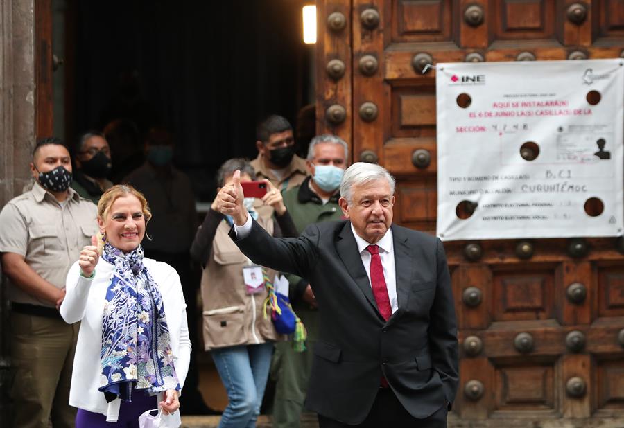 «Que viva la democracia», dice López Obrador al votar en comicios intermedios