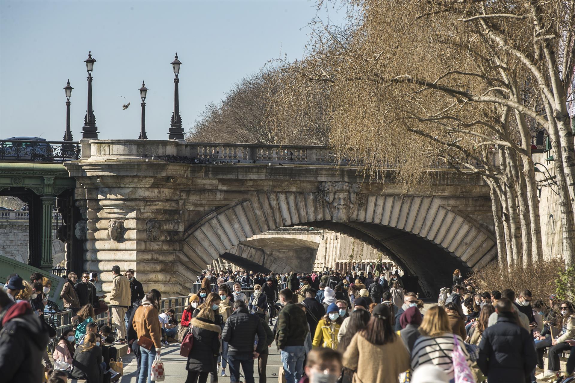 Francia se encamina al fin de las mascarillas en el exterior en julio