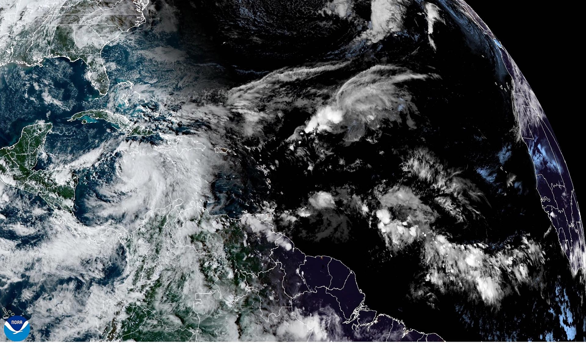 La tormenta Rafael se convierte en un huracán en su ruta a las Islas Caimán y Cuba