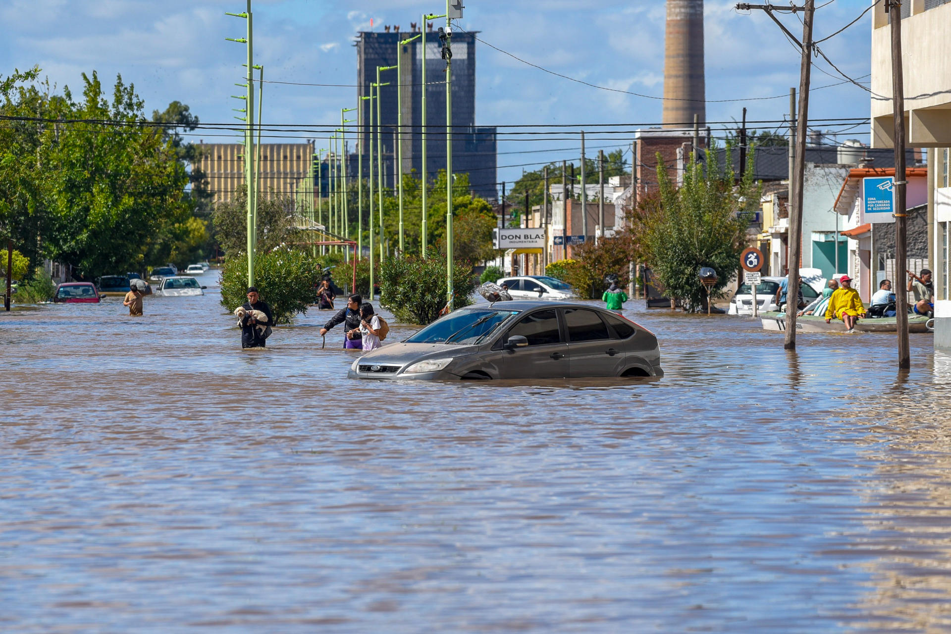 Son 16 los muertos por las inundaciones en Bahía Blanca, Argentina y buscan a dos niñas desaparecidas