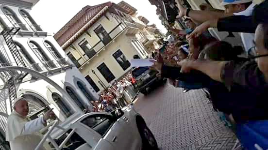 Francisca Ramírez le entrega carta al Papa en Panamá