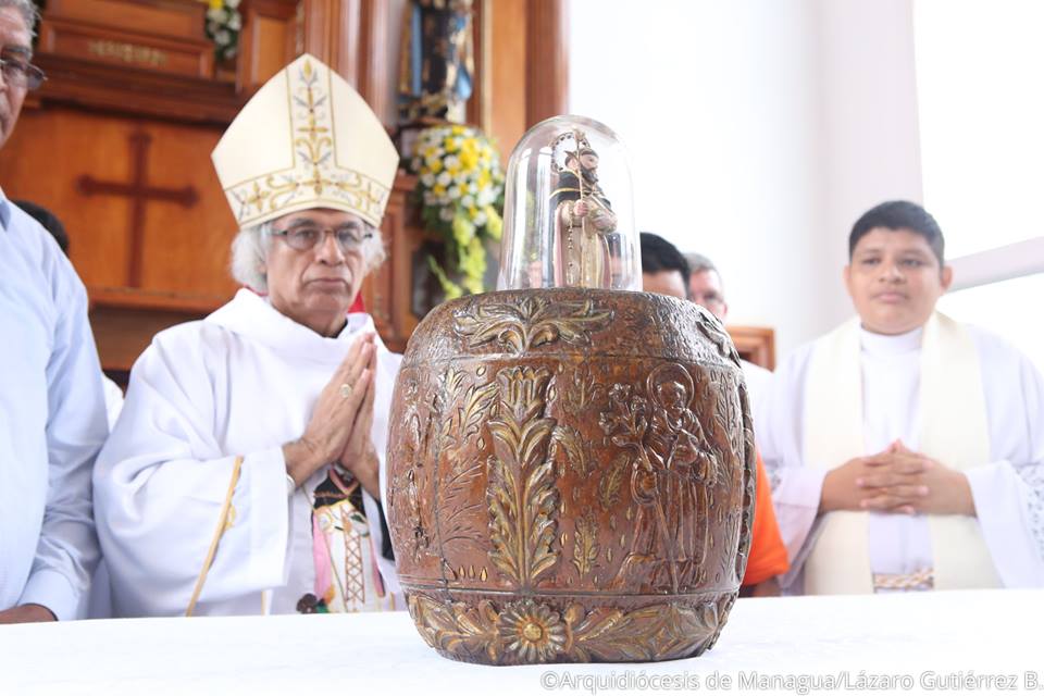 Iglesia aparta a Reyna Rueda de las fiestas de Santo Domingo y rechaza cordón policial