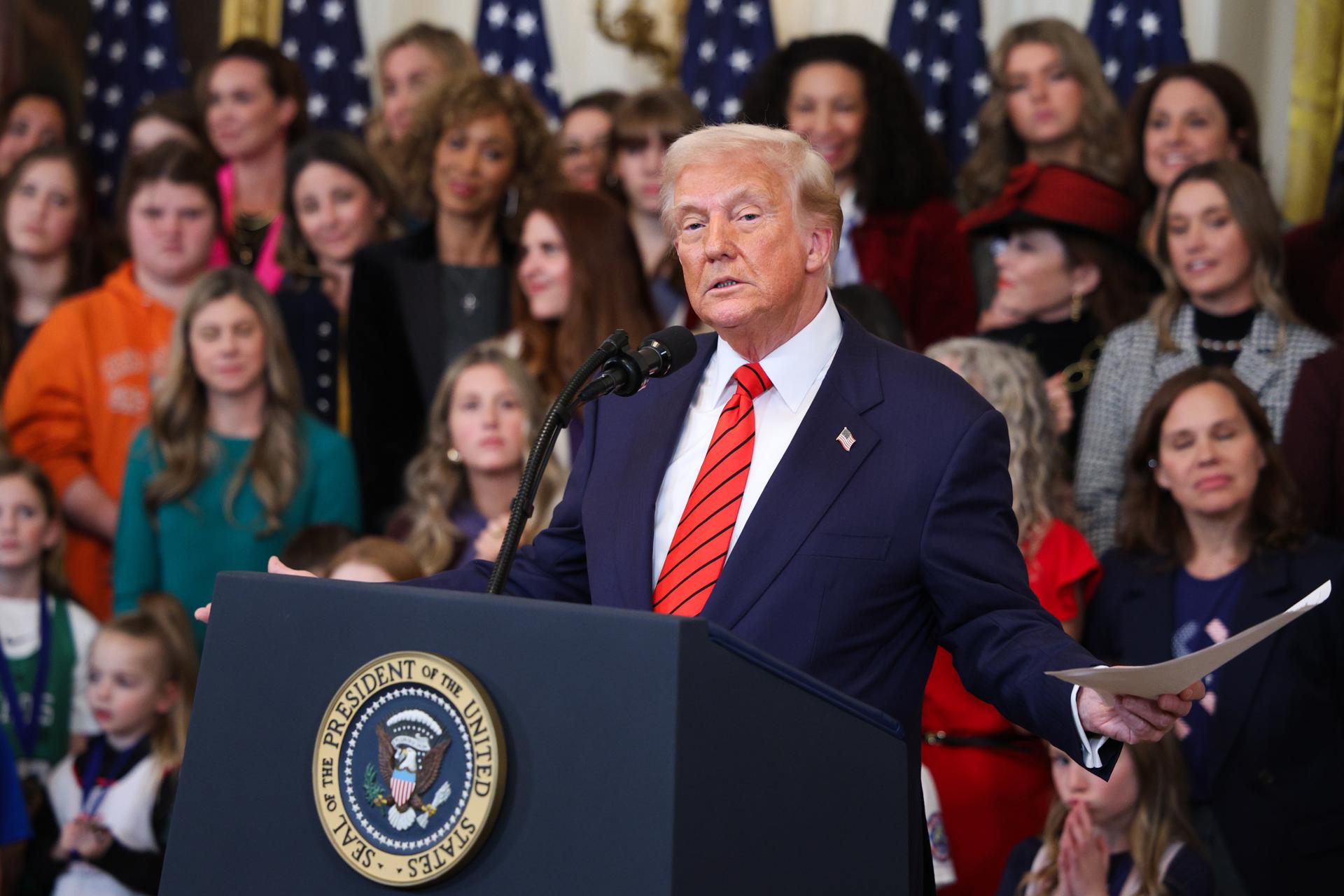 Donald Trump firma una orden para prohibir a mujeres transgénero competir en deportes femeninos