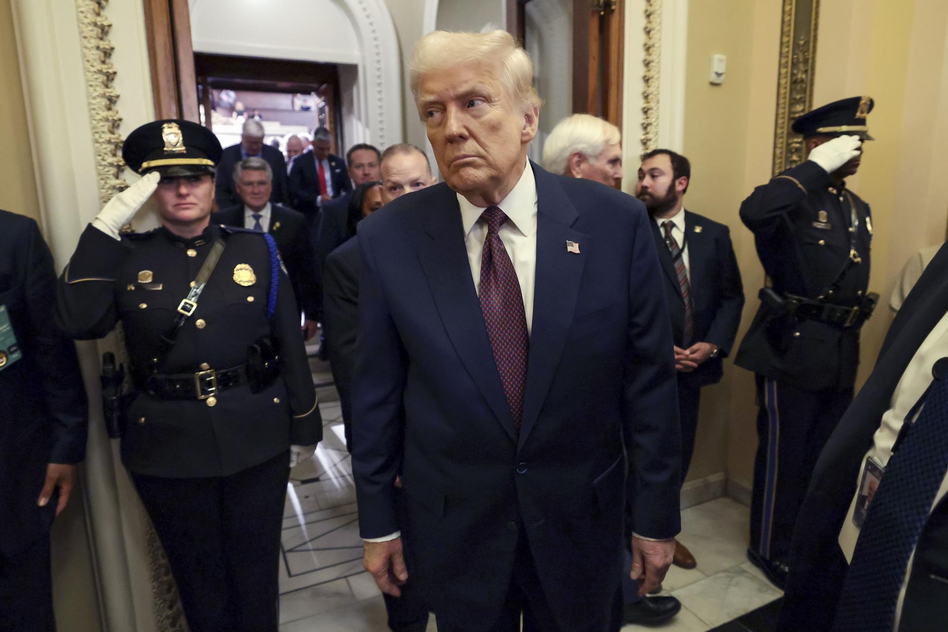 Trump suspende hasta el 2 de abril los aranceles a México tras hablar con Sheinbaum