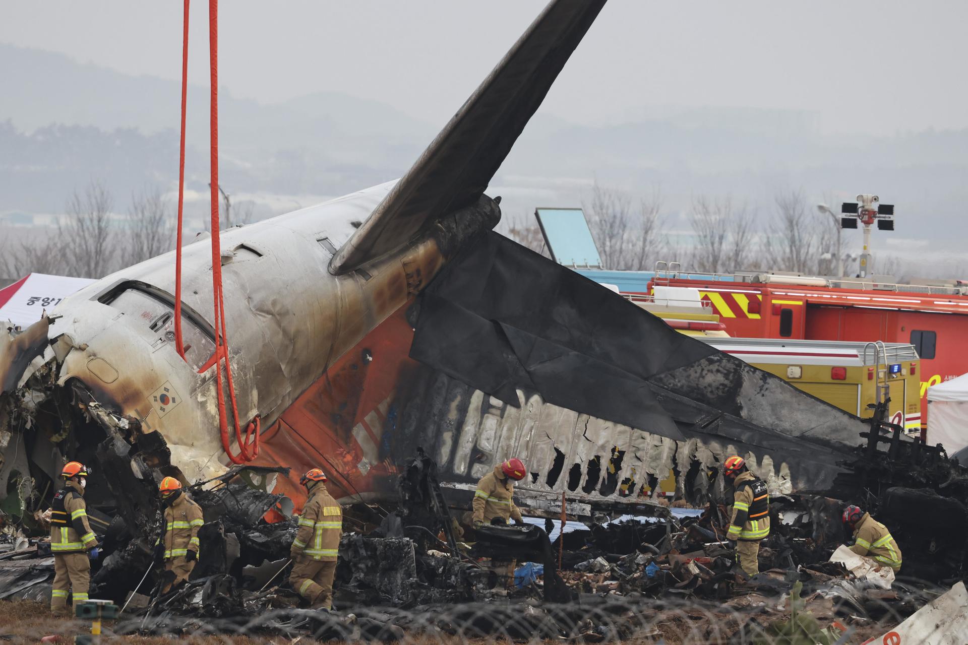Caja negra dejó de grabar 2km antes de que el accidentado avión surcoreano llegara a pista