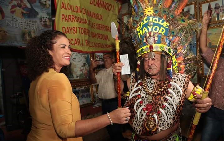Reyna Rueda ignora rechazo de la iglesia y reparte fondos para fiestas de Santo Domingo en Managua