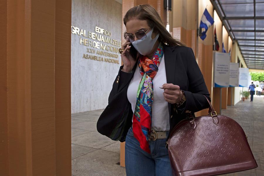 Jueza decreta 90 días de prisión para investigar a María Fernanda Flores y Miguel Mendoza por “traición a la patria”