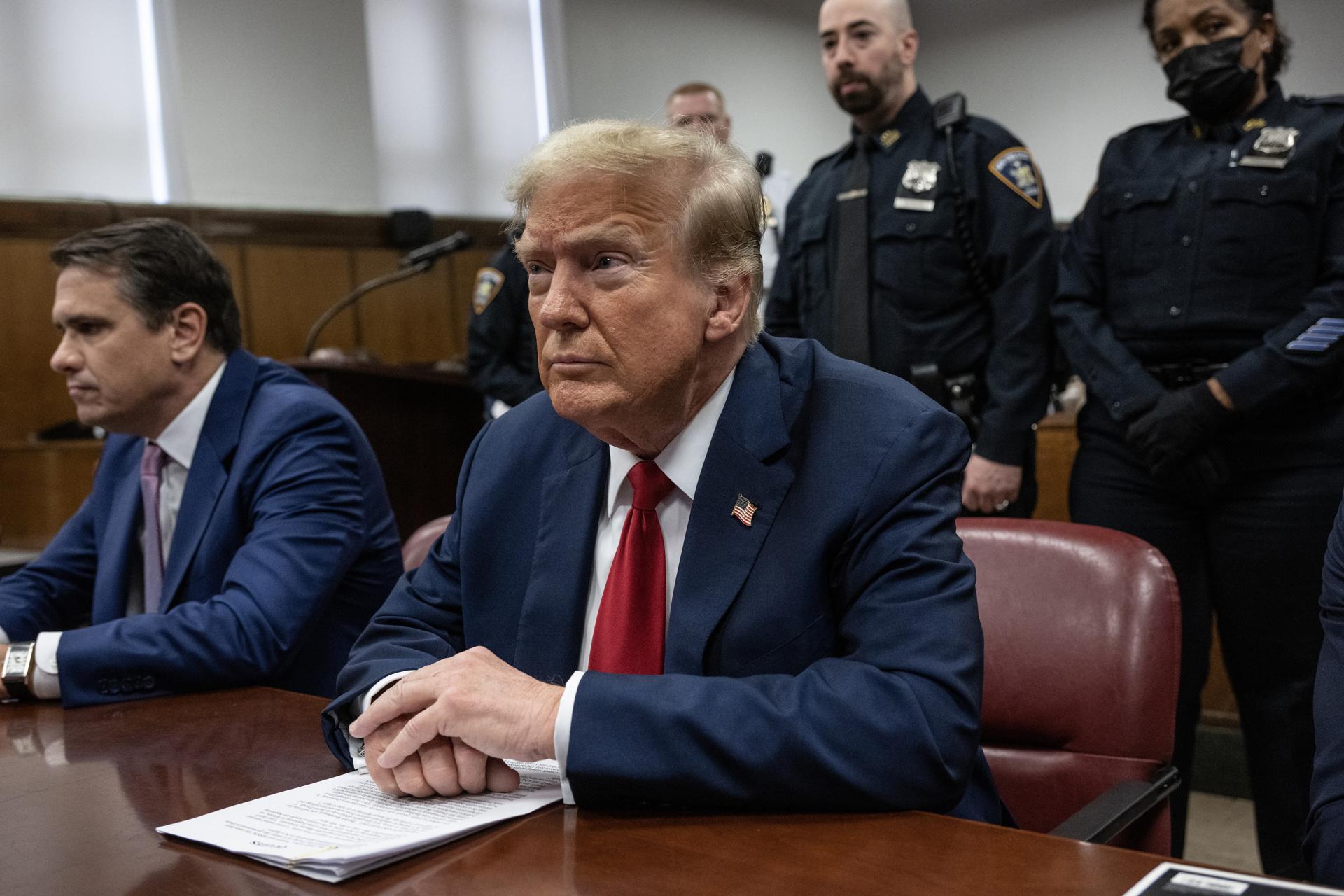 Defensa de Trump duda de la honestidad de Cohen en su segundo día de contrainterrogatorio