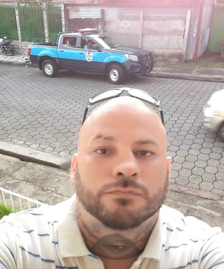 “Ayuda, la Policía rompiendo el portón de mi casa”, el llamado desesperado de la madre de un preso político