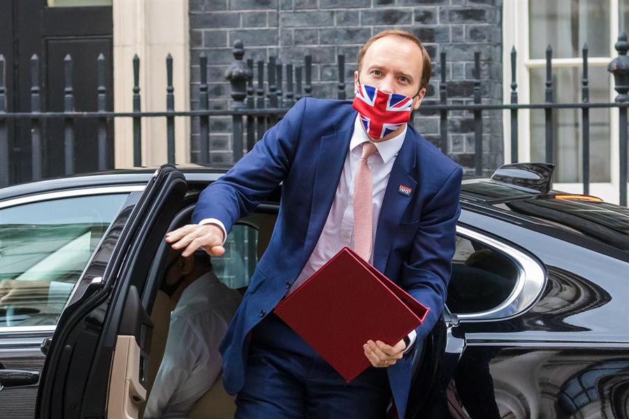 Renuncia ministro Sanidad británico por no guardar el distanciamiento social